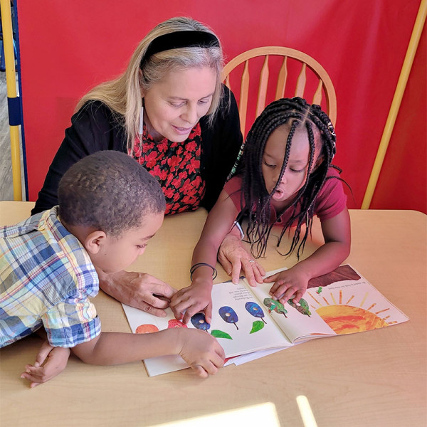 ReadingPals: Kids reading a book
