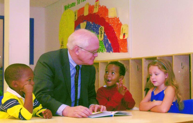 Dave Lawrence reading to children