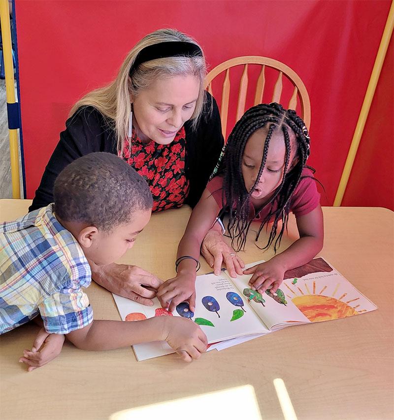 ReadingPals: Kids reading a book